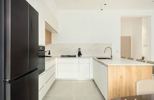 Tel Aviv City Center Apartment | Central & Bright Designer Getaway
