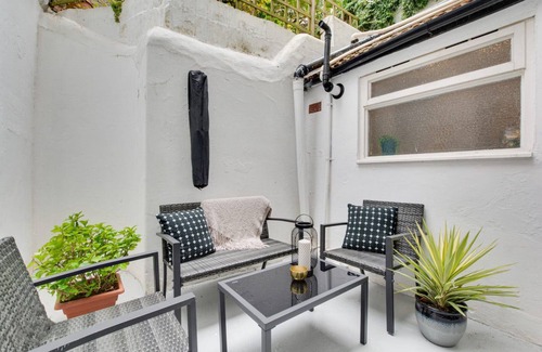 Montpelier Condo | Central Brighton flat, 3 bedrooms, sleeps 6, close to shops and beach