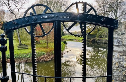 Keynsham Apartment | Central Bristol/Bath both 9 mins by train - by river, park in Conservation Area