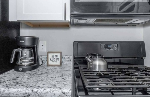 South Tuxedo Park Apartment | Central Buckhead 2BR apartment with king beds, full kitchen, fast Wi-Fi, and free parking — minutes from Lenox Square, Phipps Plaza, and top dining.