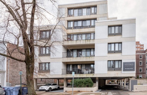 Mid-Cambridge Apartment | Central Cambridge 1BR near restaurants, steps from Train, by Blueground