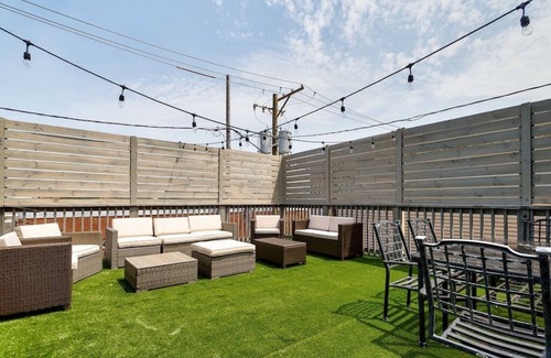 Pulaski Park Apartment | Central Chicago Suite2 Access to Patio!