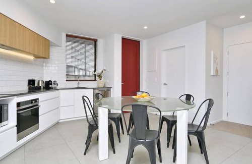 Christchurch City Centre House | Central City Stay – Walk Everywhere + Free Carpark- Lichfield Apartment