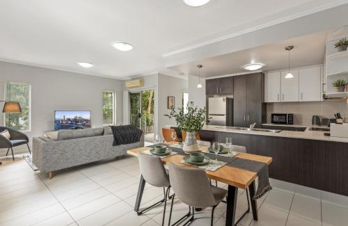 Kelvin Grove Apartment | Central Cosy 2-Bed with Pool and near QUT & CBD