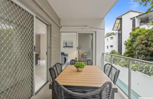 Kelvin Grove Apartment | Central Cosy 2-Bed with Pool and near QUT & CBD