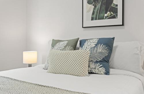 Kelvin Grove Apartment | Central Cosy 2-Bed with Pool and near QUT & CBD