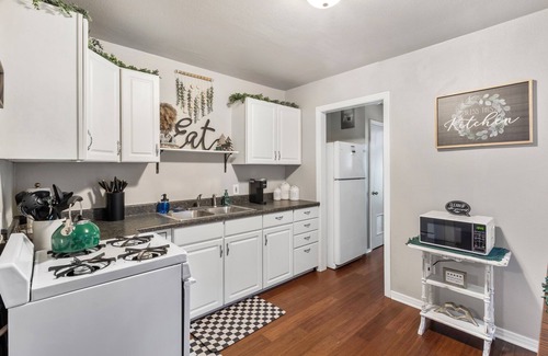 Canyon Apartment | Central Cozy 1-bedroom 15 mins to Palo Duro Canyon & across from West Texas A&M
