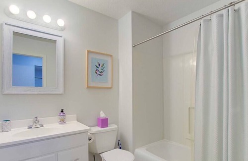 North Canton Apartment | Central & Cozy 1BR near Hall of Fame/Airport