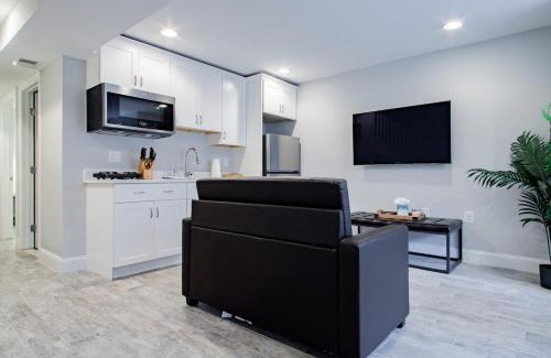 Truxton Circle House | Central DC Flat Sleeps 3 Convention Center