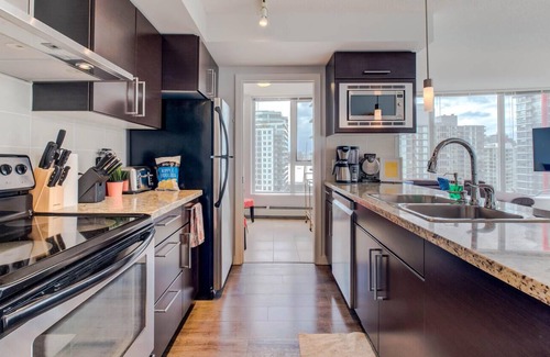 Crosstown Apartment | Central Downtown 2 bed/2 bath condo across Rogers Arena