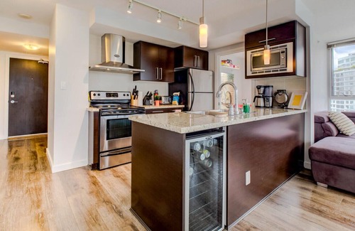 Crosstown Apartment | Central Downtown 2 bed/2 bath condo across Rogers Arena