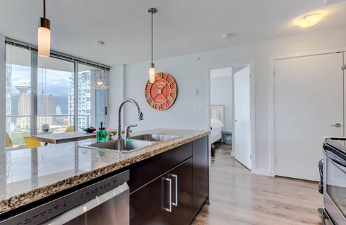 Crosstown Apartment | Central Downtown 2 bed/2 bath condo across Rogers Arena