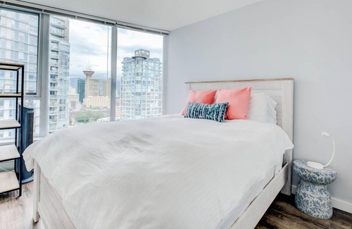 Crosstown Apartment | Central Downtown 2 bed/2 bath condo across Rogers Arena