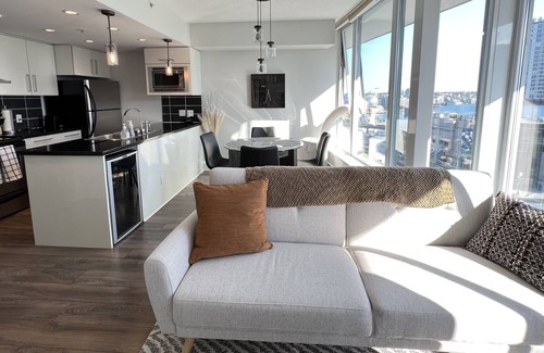 Crosstown Condo | Central Downtown: Bright, Modern 1.5br Condo, Sleeps 5 + Pool/AC/Gym
