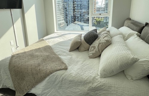 Crosstown Condo | Central Downtown: Bright, Modern 1.5br Condo, Sleeps 5 + Pool/AC/Gym