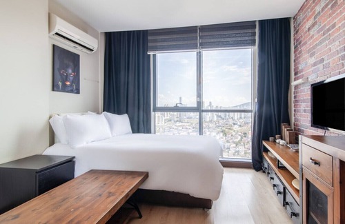 Atasehir Apartment | Central Flat with Amazing City View in Atasehir