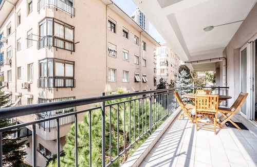 Besiktas Apartment | Central Flat with Balcony near Zorlu Center
