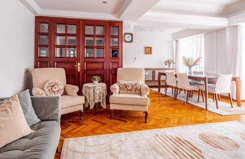 Besiktas Apartment | Central Flat with Balcony near Zorlu Center