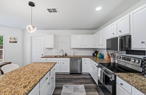 Frisco House | Central Frisco 4BR 8Bed Quiet Villa w/Pool & Game