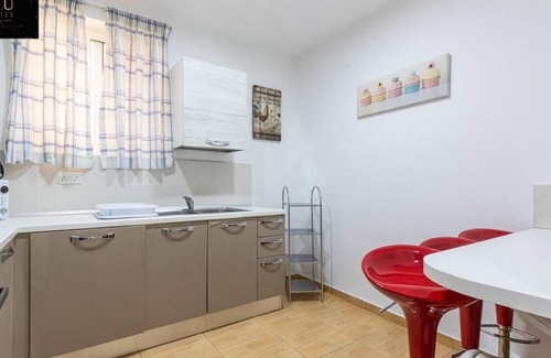 Pieta Apartment | Central HOUSE with living, fast internet and BBQ
