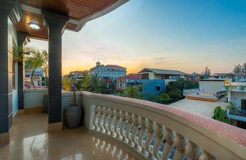Siem Reap House | Central Intimate group/family stay in same floor-4 bedrooms, 300m to pubstreet
