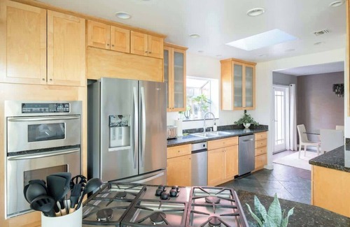 Los Angeles House | Central LA Luxe w/Resort Style Pool & HotTub