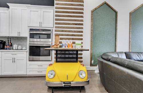 South Central Houston House | Central Location! 5 minutes to Downtown with GARAGE/Gated Community