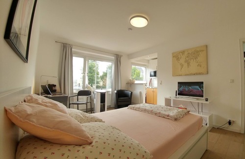 Lindenthal Apartment | Central location, facing the city park. Bright and cosy studio apartment.