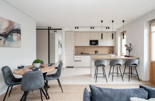 Vilnius Apartment | Central Location I Private Garage Parking & Easy Checkin I Cᴏʜᴏsᴛ