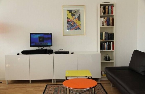 Tiergarten Condo | Central location in the city/directly on 2 subway lines/phone/WLAN/garage