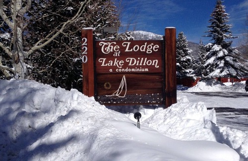Dillon Condo | Central location to ski areas! Mountain views, walkable to Dillon restaurants.