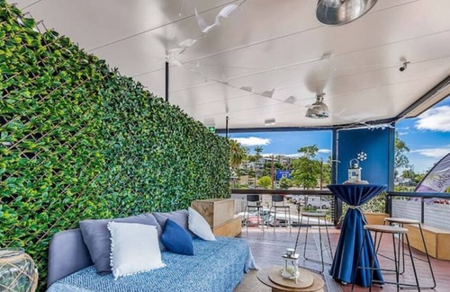 Airlie Beach Apartment | Central Location with function deck sleeps 20