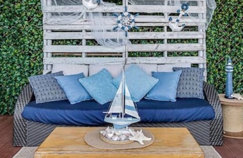 Airlie Beach Apartment | Central Location with function deck sleeps 20