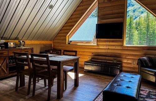 Moose Pass Cabin | Central location with WiFi in charming Moose Pass.