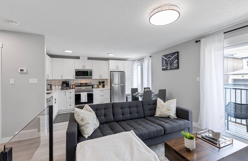 Southwest Calgary House | Central Luxury 4 Bed Home with A/C | Fast wifi | Rainfall showers | BBQ