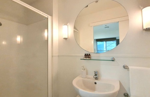 Grafton Apartment | Central & Minimal 1BR | Wifi & Netflix