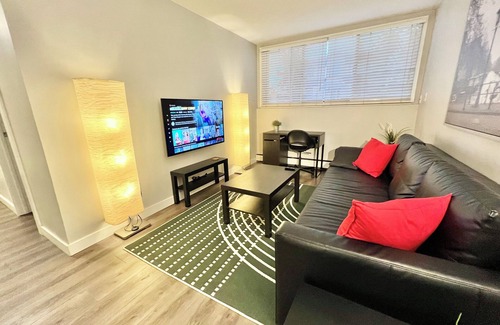 Tuxedo Park Apartment | Central, Modern and Cozy 1 Bedroom Retreat in the Heart of Tuxedo