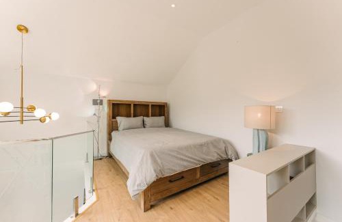 Hai Ba Trung Apartment | Central Modern Apt Big Group
