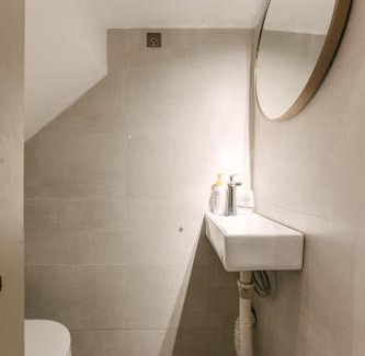 Hai Ba Trung Apartment | Central Modern Apt Big Group