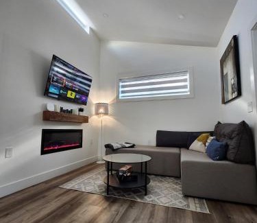 Sunset Apartment | Central & Modern Whole House in Vancouver