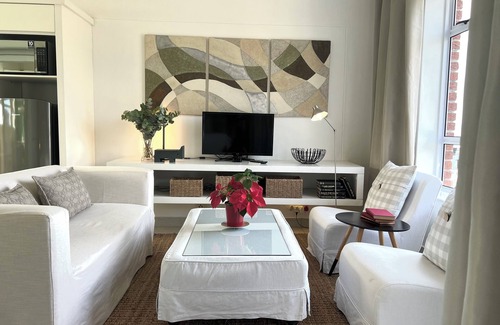 Green Point Apartment | Central, Open plan renovated pad with fast internet and parking.n
