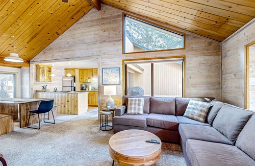 Sunriver Cabin | Central Oregon cabin with SHARC amenities, fireplace, & grill - near skiing