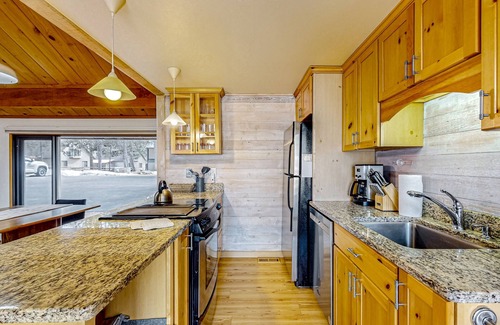 Sunriver Cabin | Central Oregon cabin with SHARC amenities, fireplace, & grill - near skiing