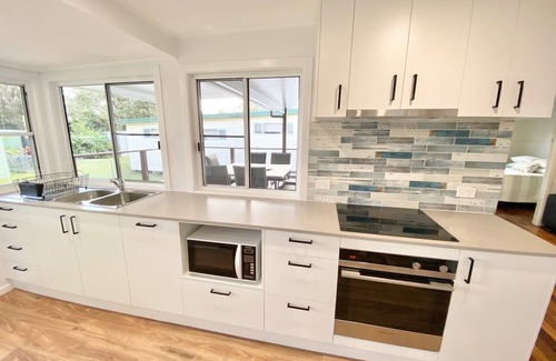 Red Rock House | Central, River Frontage, Large Covered Rear Deck, Renovated Cottage!