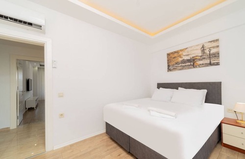 Aslanbucak Apartment | Central Roomy Flat w Balcony 7 min to Kemer Beach