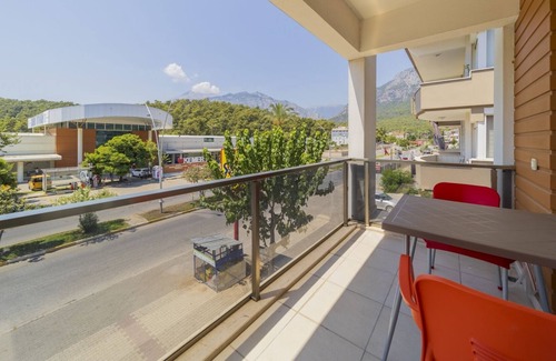 Aslanbucak Apartment | Central Roomy Flat w Balcony 7 min to Kemer Beach