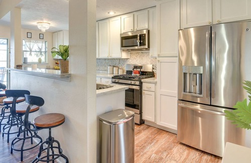 El Lago House | Central Seabrook Home: Pool ~ 2 Mi to NASA Center!