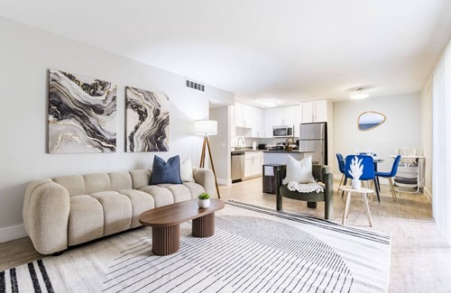 Beach Park Apartment | Central South Tampa | Walkable 2BR w/Pool Access