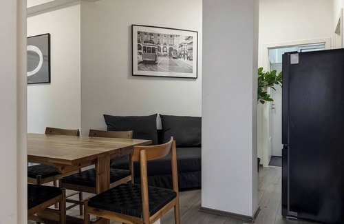 Rathaus Apartment | Central Stuttgart 3BR – 12 Pax
