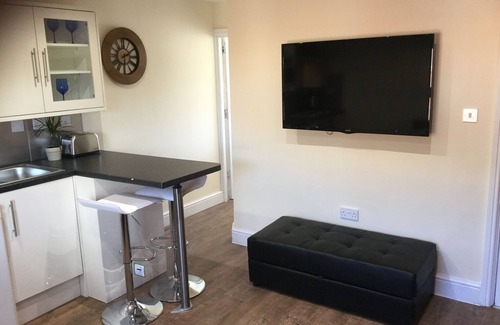Smethwick House | Central Stylish Townhouse 3 separate flats in single block for upto 10 people
